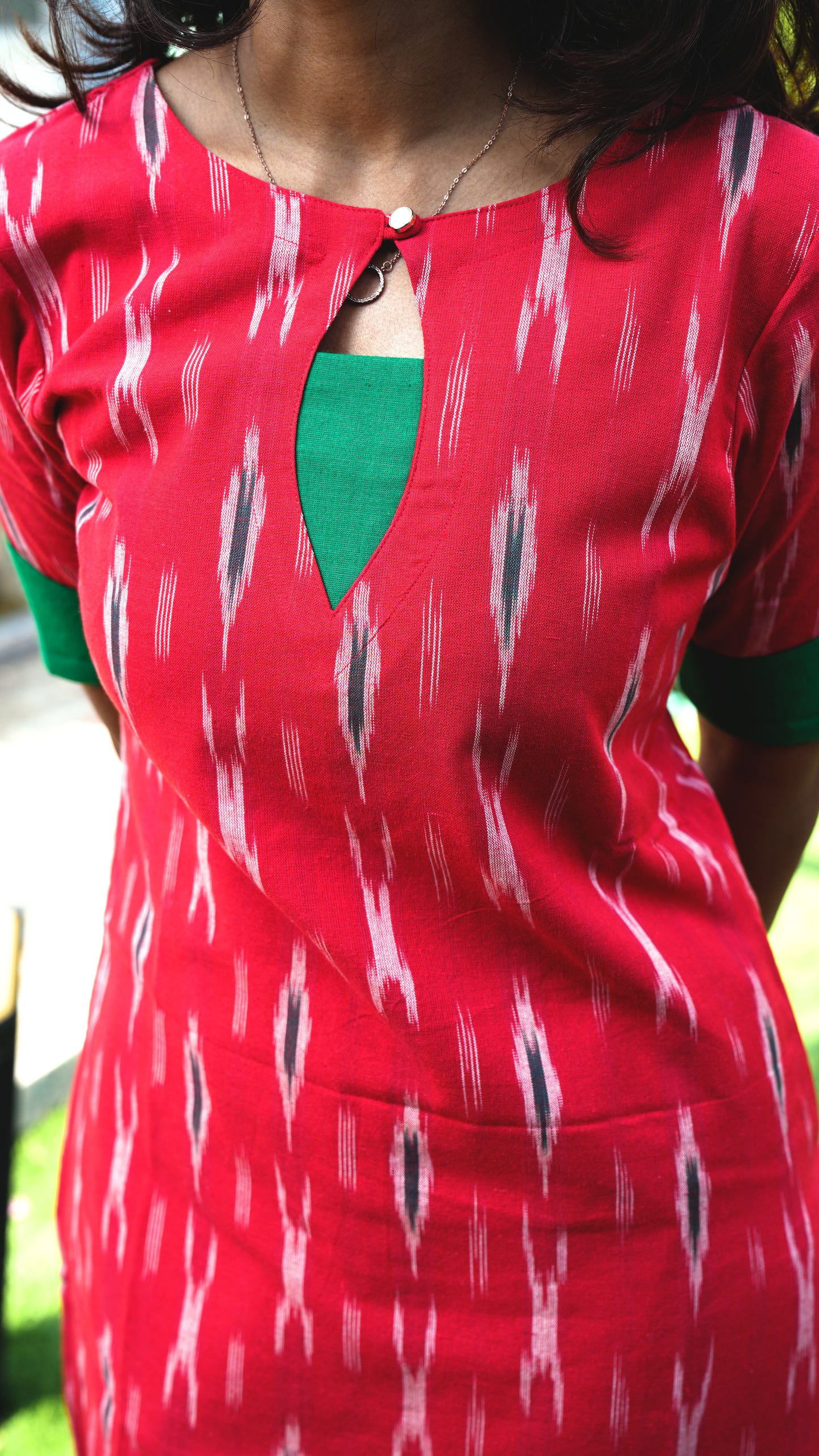WOMEN'S ELEGANT RED IKAT KURTI SET WITH A GREEN DUPATTA