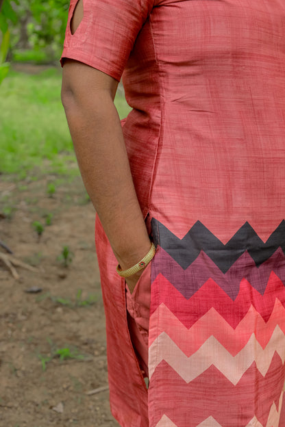 Women's Coral Peach Straight Kurta with Zigzag Printed Dupatta Set